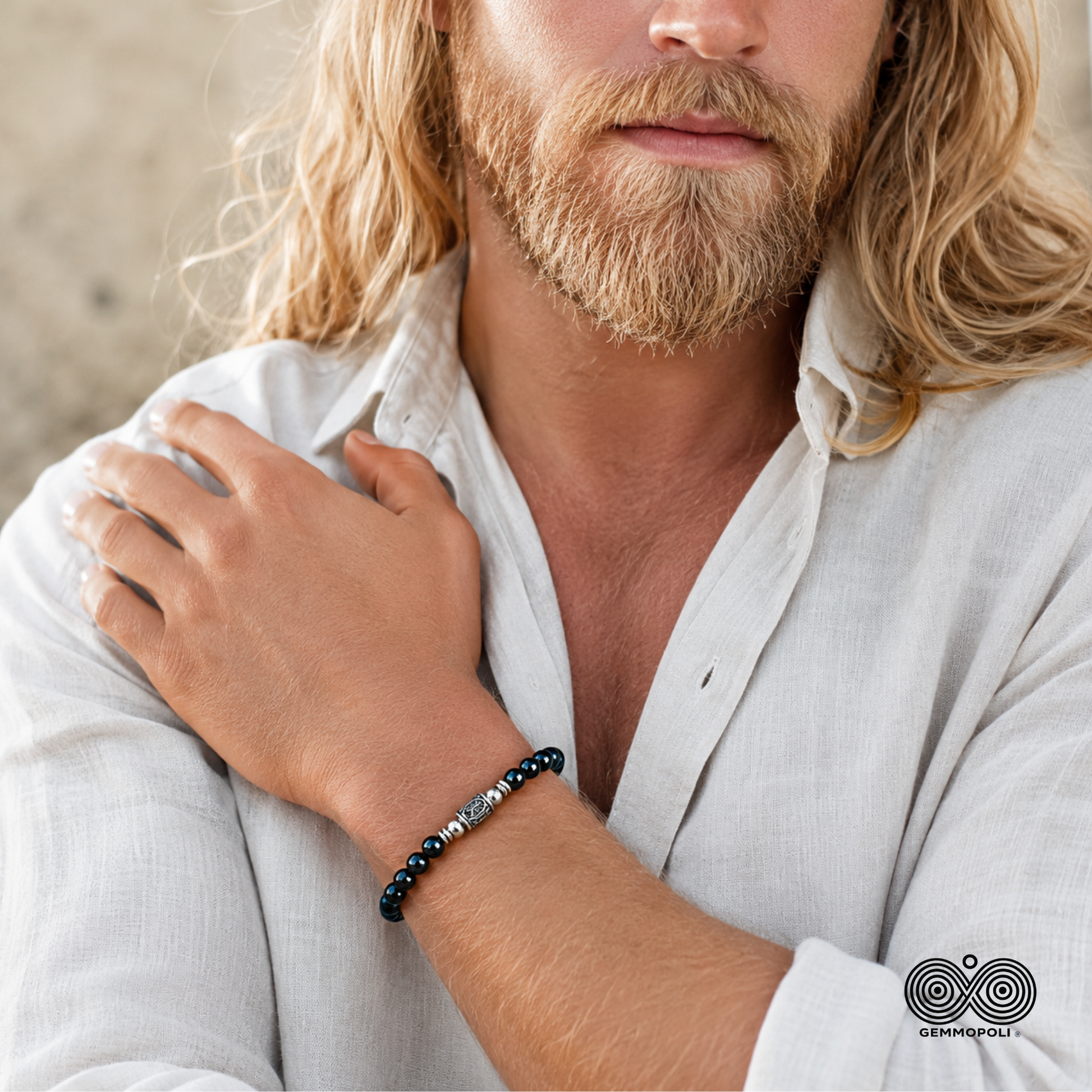 Modello con bracciale Tormalina Nera Algiz 