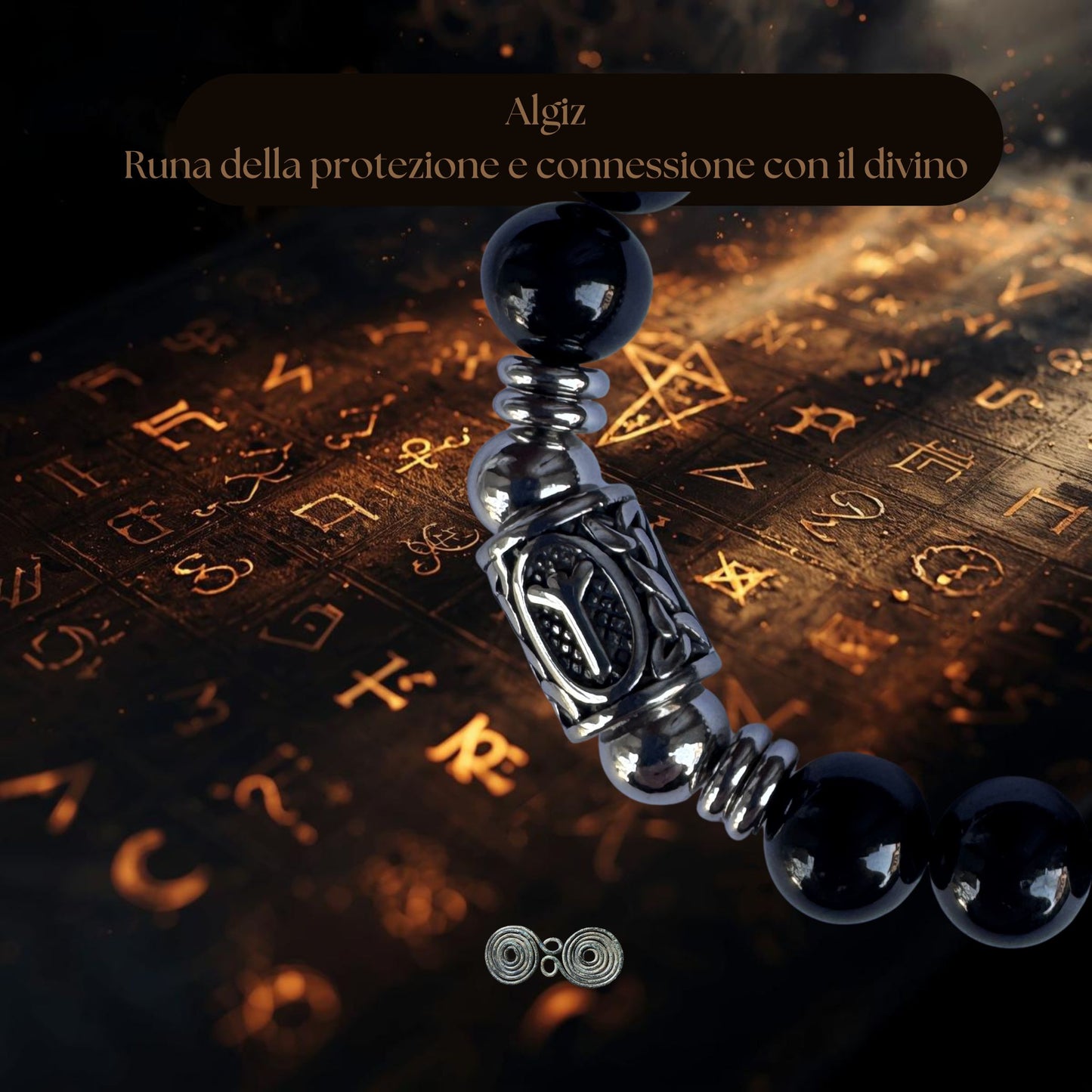 Dettaglio delle perle di Tormalina Nera 10 mm per mostrare la dimensione e la qualità.