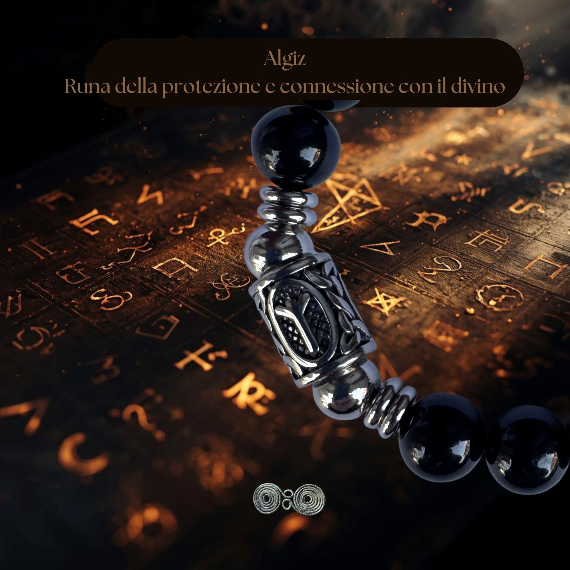 Dettaglio delle perle di Tormalina Nera 10 mm per mostrare la dimensione e la qualità.