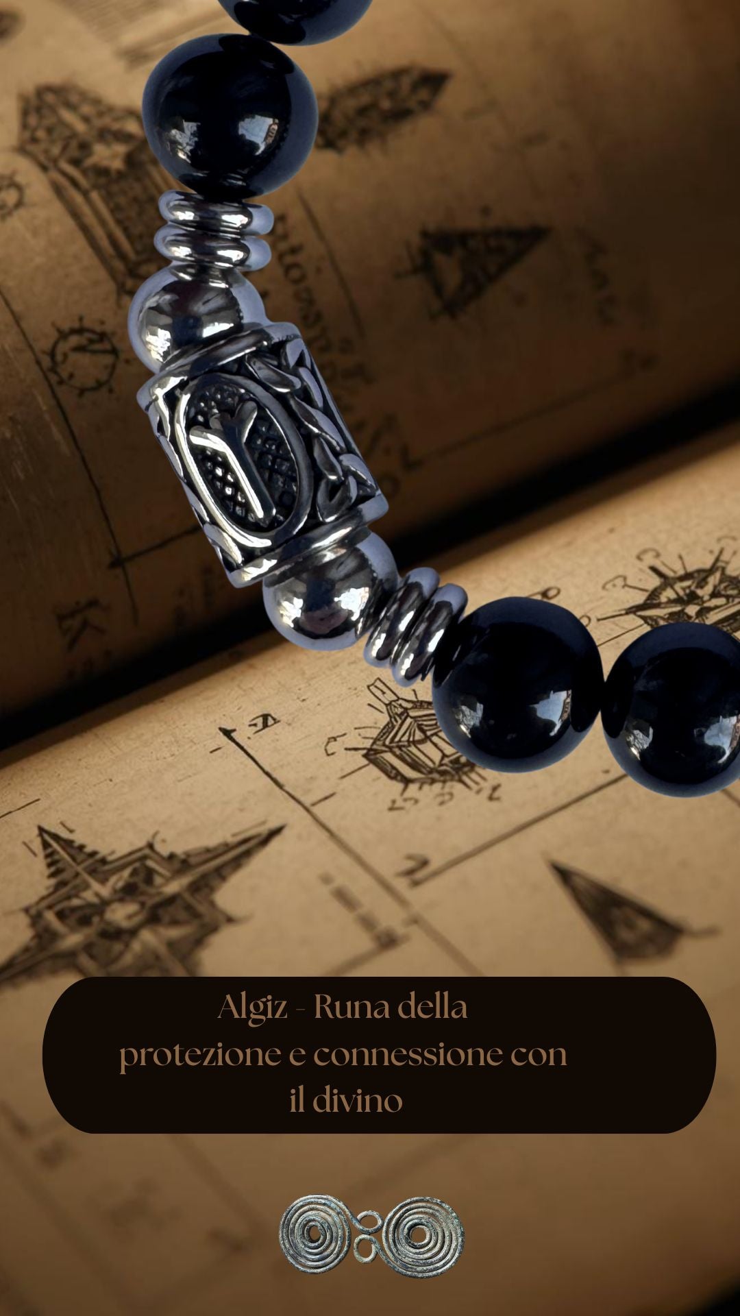 Dettaglio delle perle di Tormalina Nera 10 mm per mostrare la dimensione e la qualità. Verticale per social