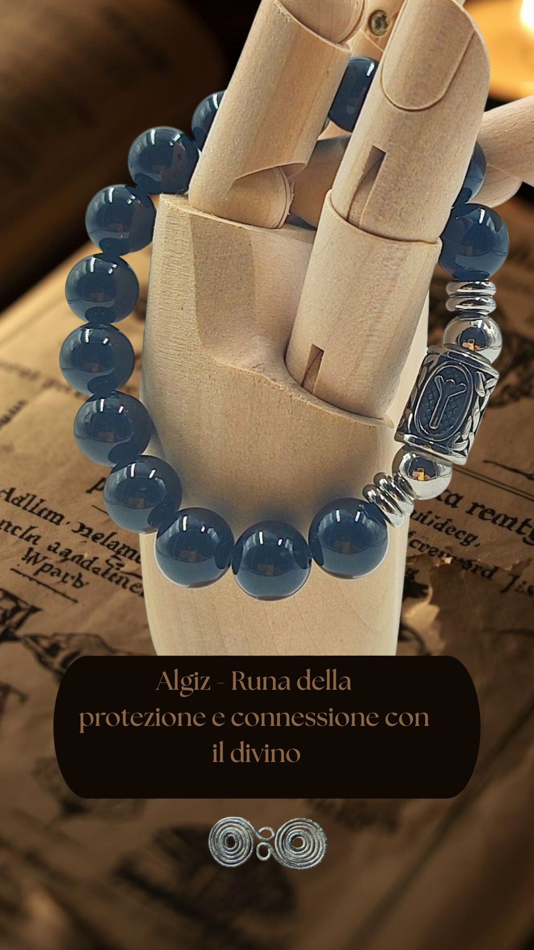 Bracciale Runa Algiz PE8055 indossato al polso che evoca forza e protezione.