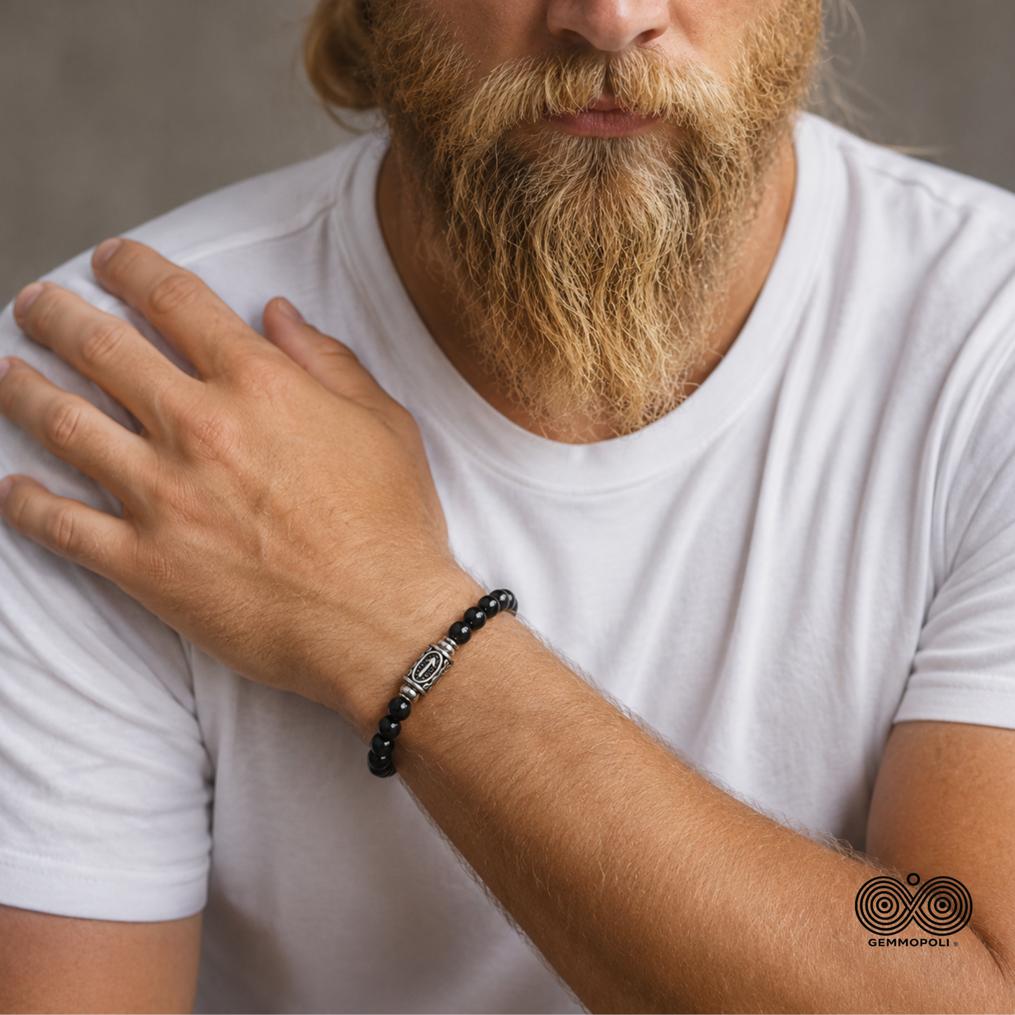 Modello con bracciale Runa Tiwaz 