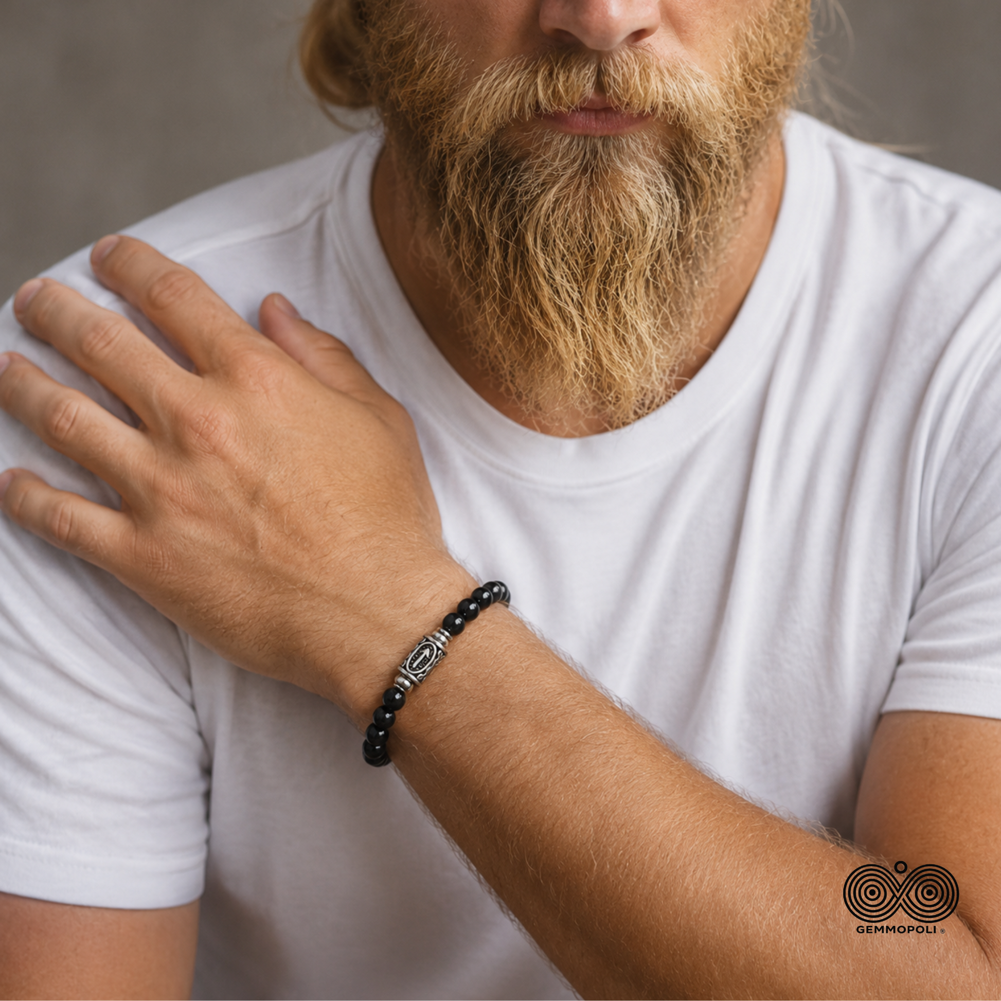 Modello con bracciale Runa Tiwaz 