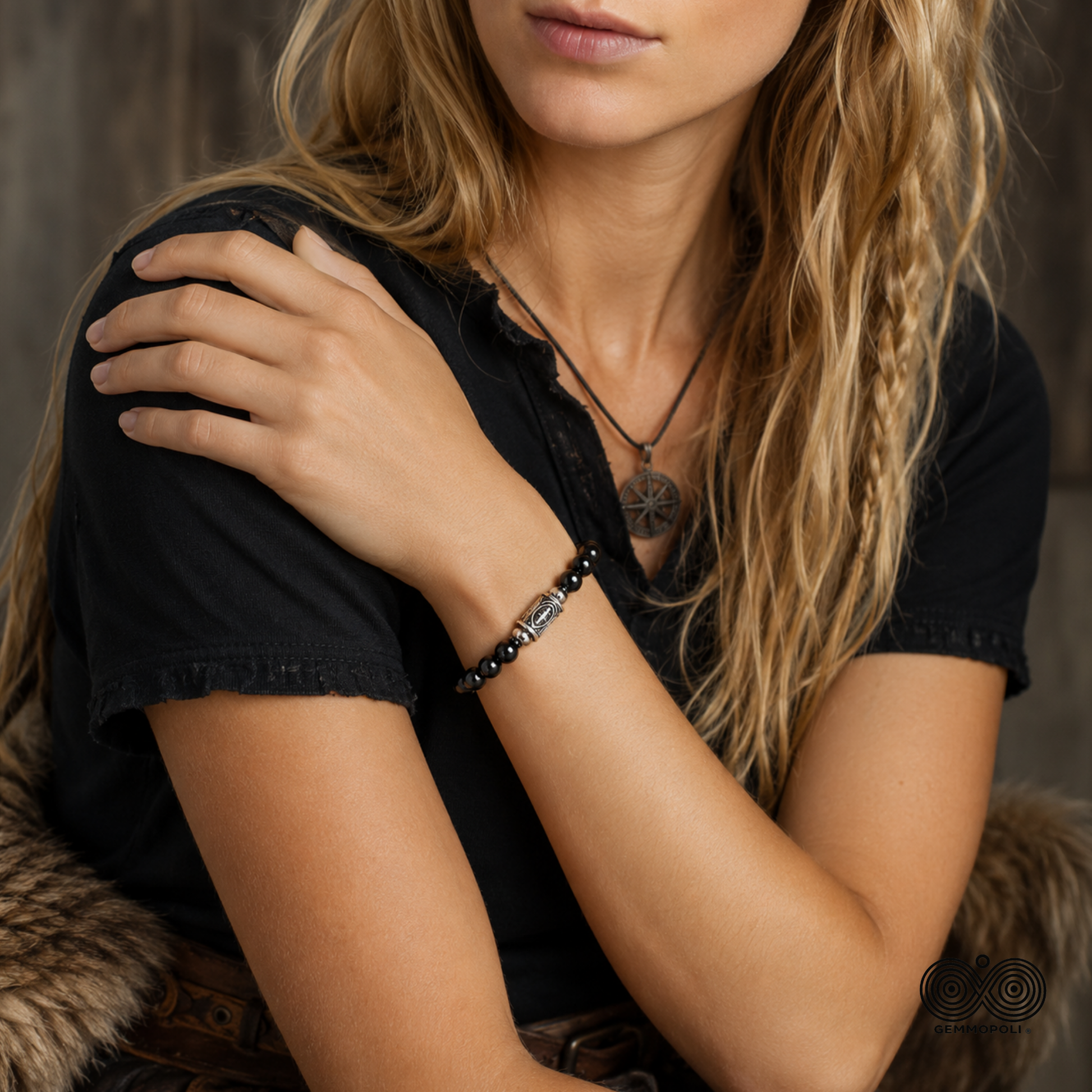 Modella con bracciale Tormalina Nera 