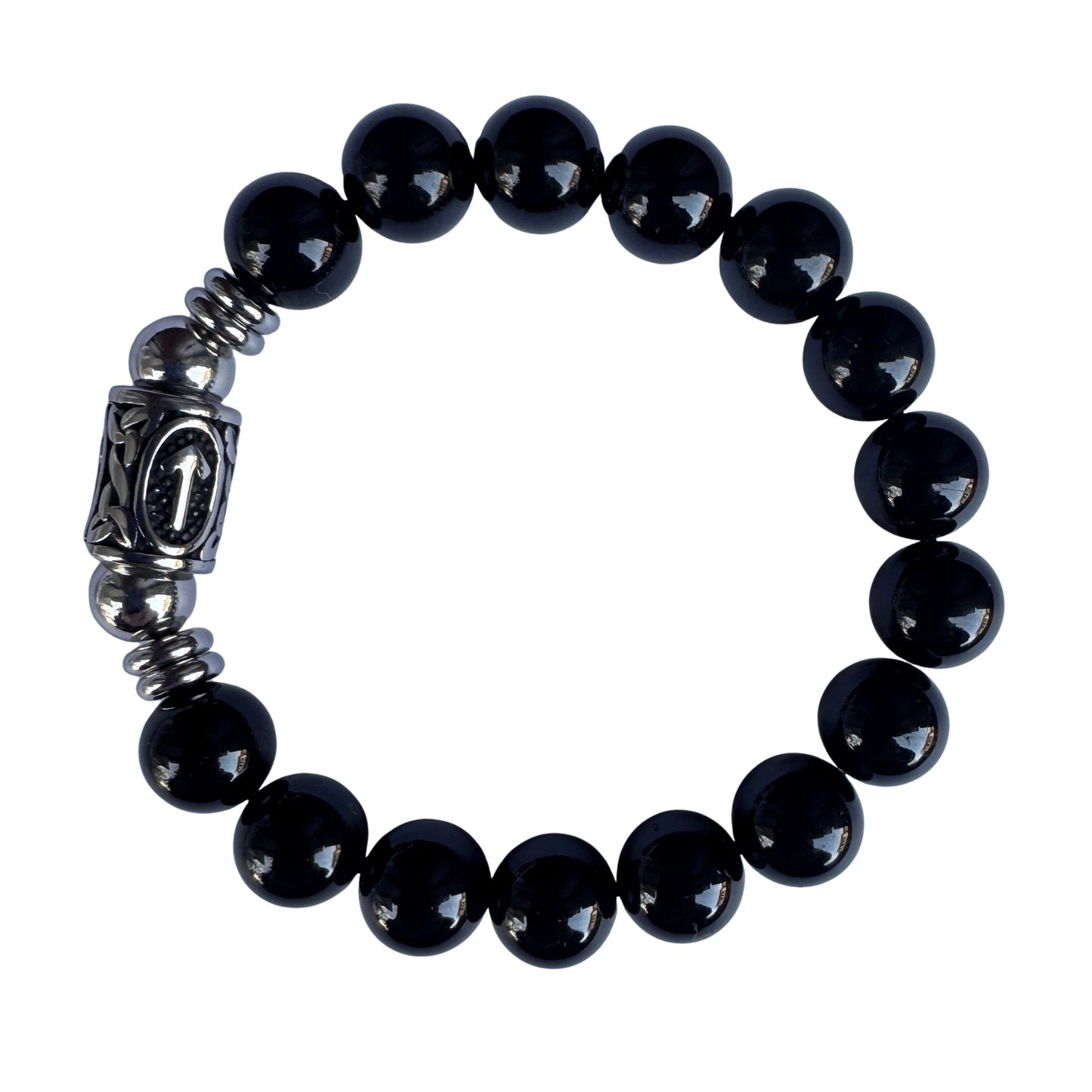 Bracciale in Tormalina Nera PE8057 con la runa Tiwaz incisa, a forma di freccia rivolta verso l'alto. Sfondo bianco per google