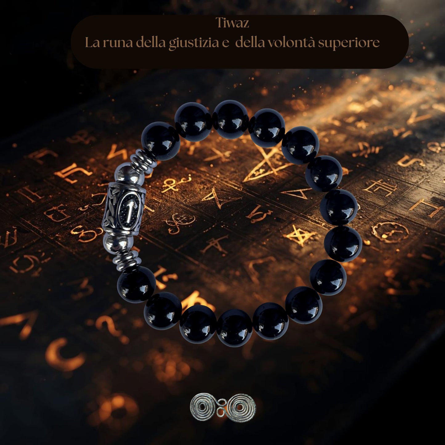 Bracciale in Tormalina Nera PE8057 con la runa Tiwaz incisa, a forma di freccia rivolta verso l'alto. Sfondo esoterico