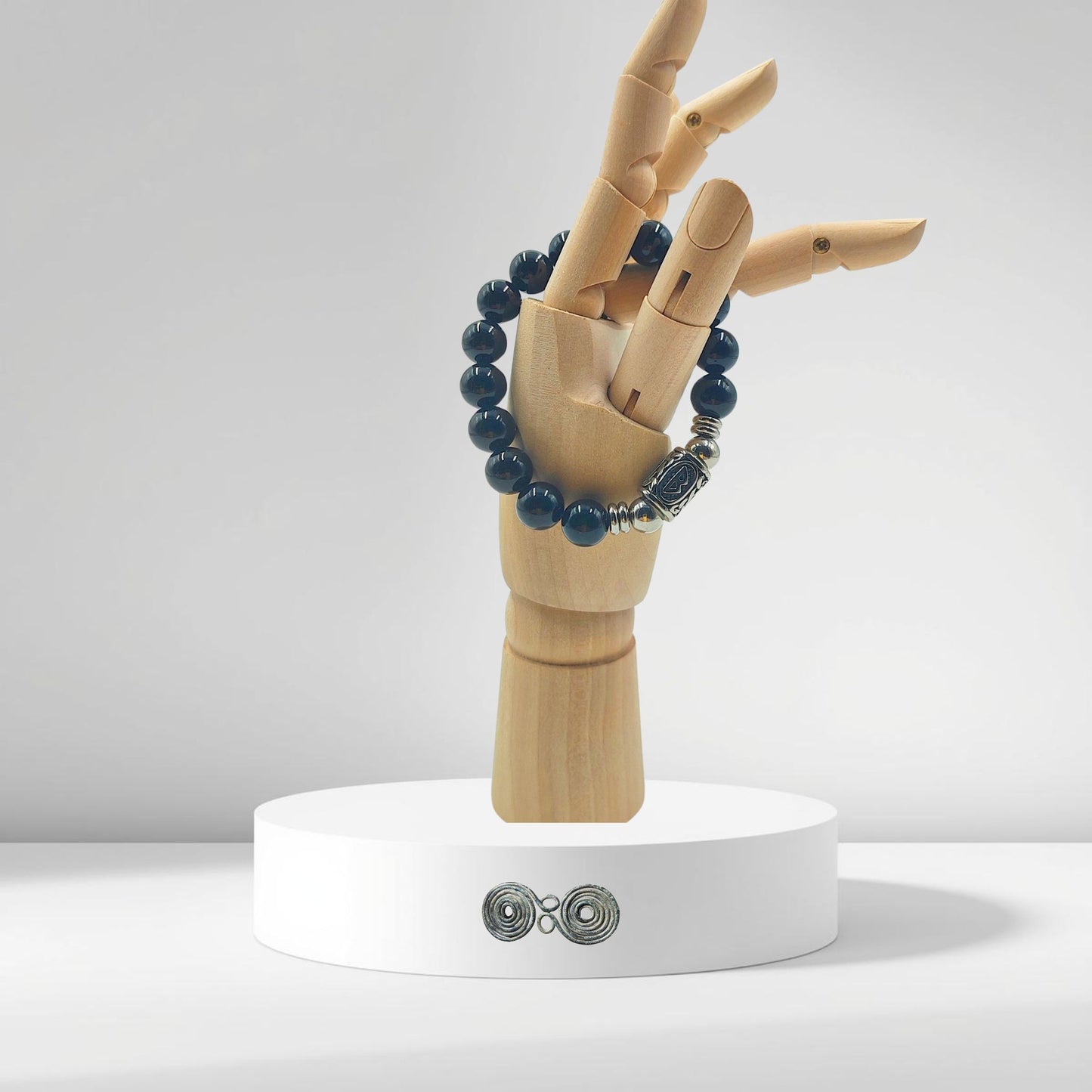 Bracciale in Tormalina Nera PE8058 con la runa Berkana incisa su modello in legno