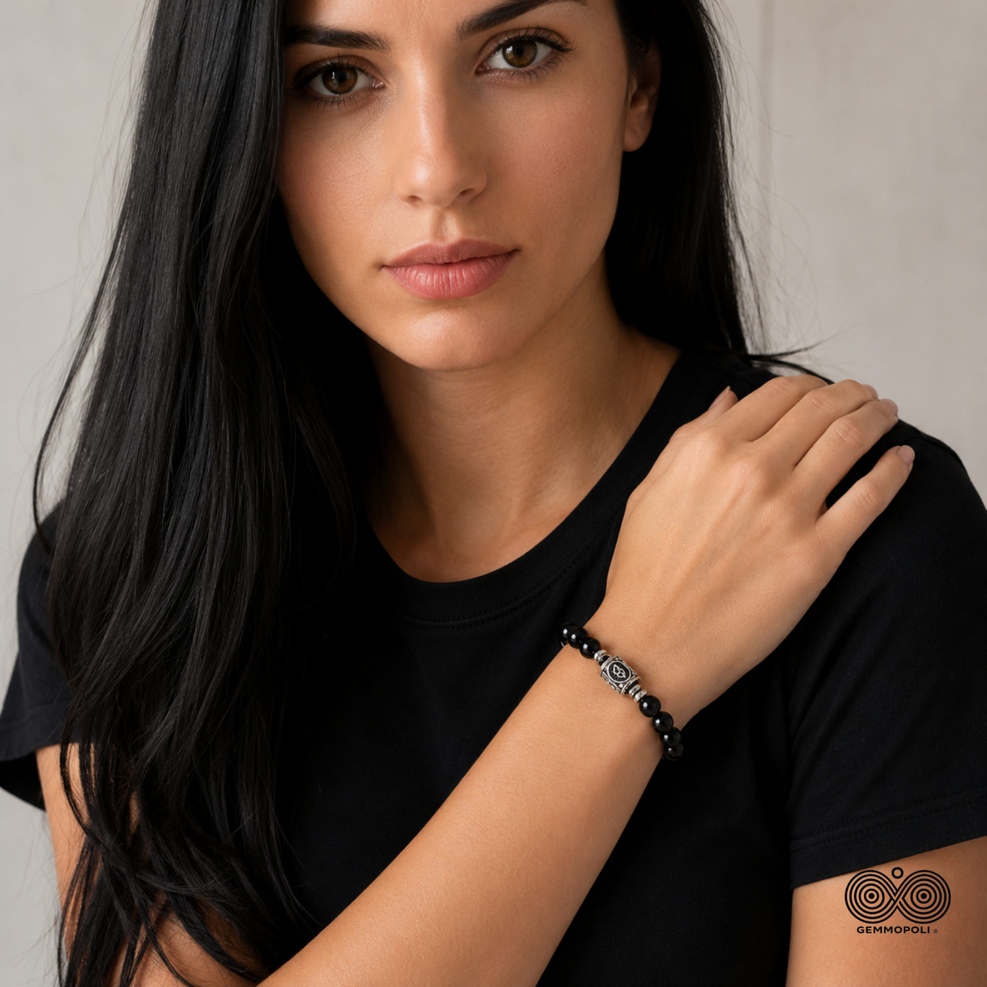 Primo piano del bracciale in Tormalina Nera Berkana indossato da una modella 