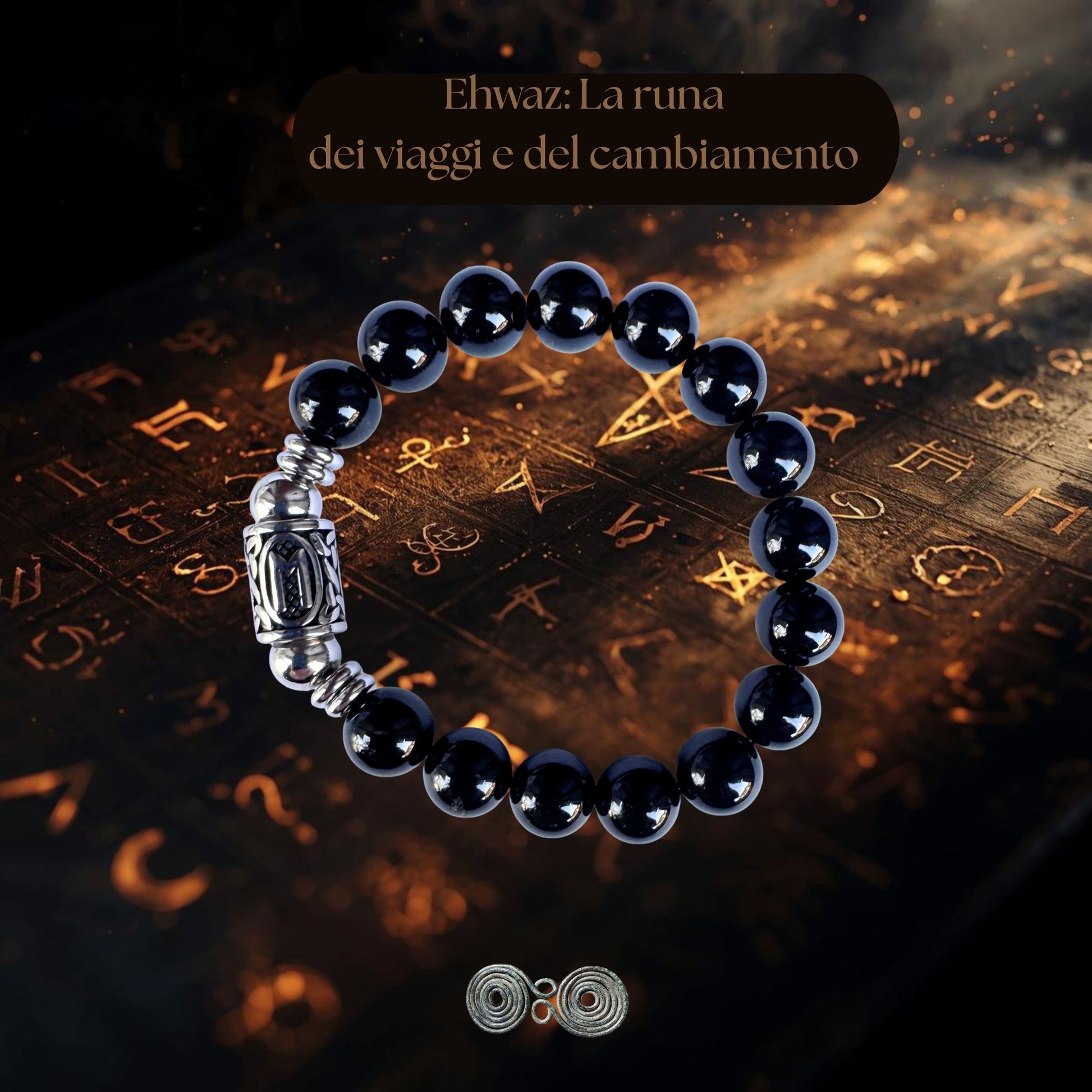 Bracciale in Tormalina Nera PE8064 con la runa Ehwaz incisa, su sfondo esoterico