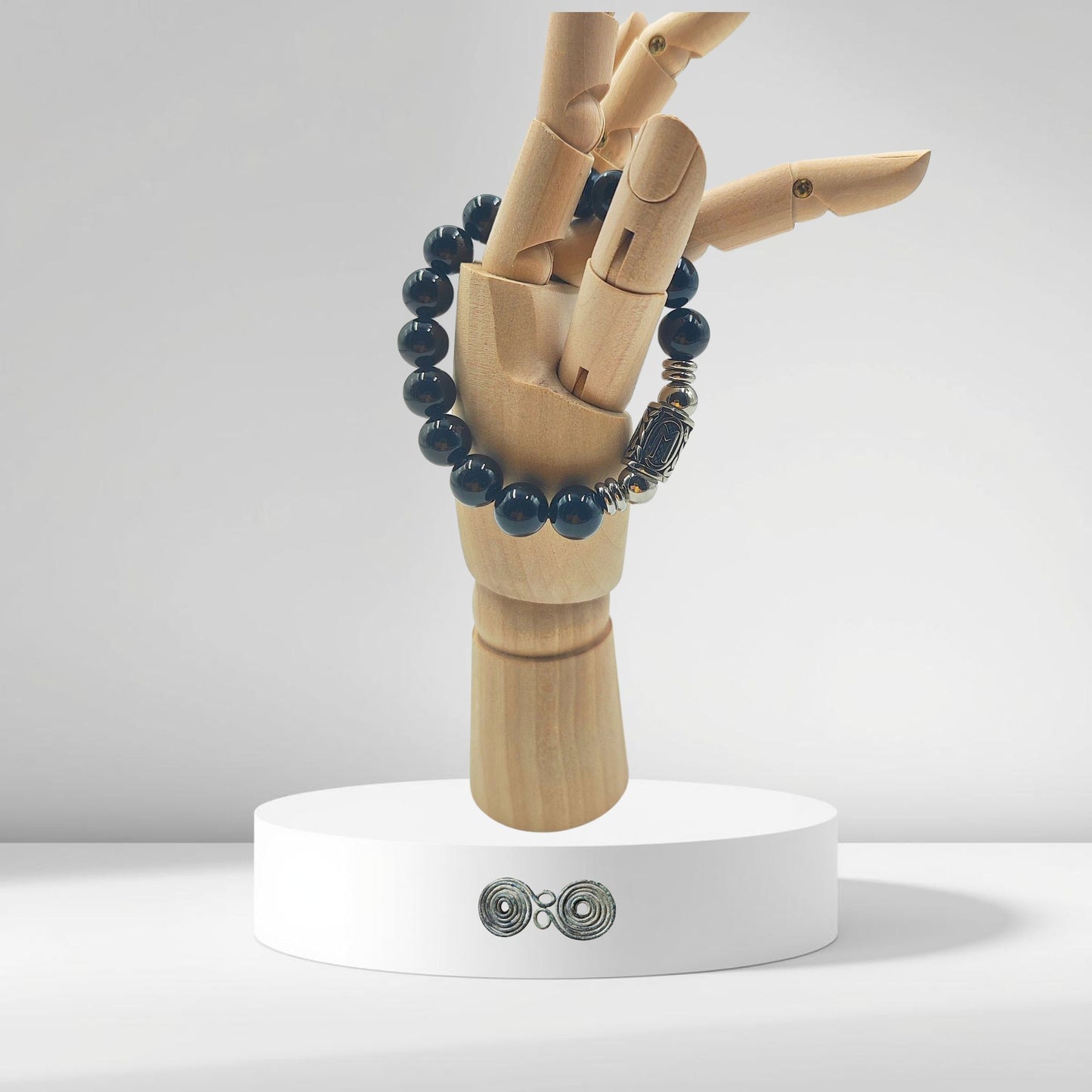 Bracciale della collezione rune gemmopoli, in tormalina nera da lotto certificato.
