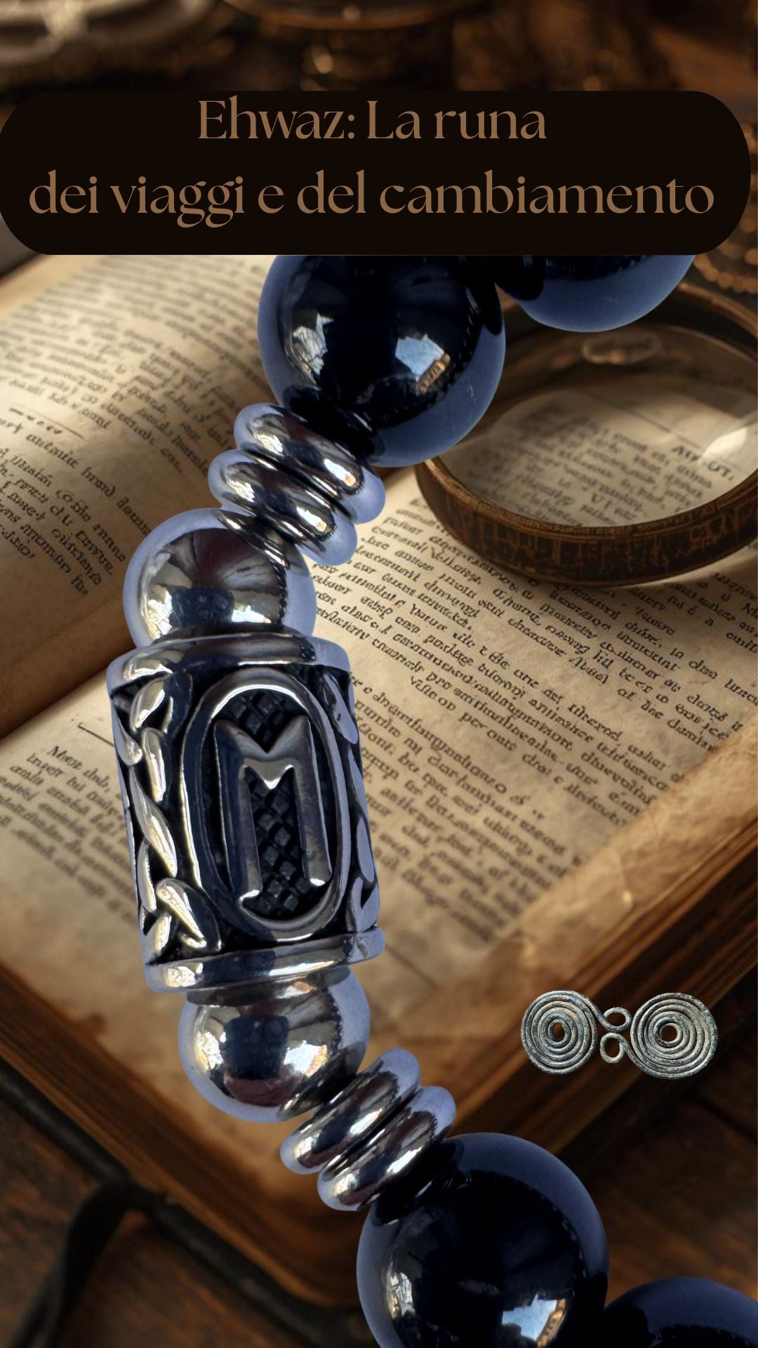 Dettaglio della runa norrena ehwaz su tormalina nera naturale del lotto certificato . Verticale