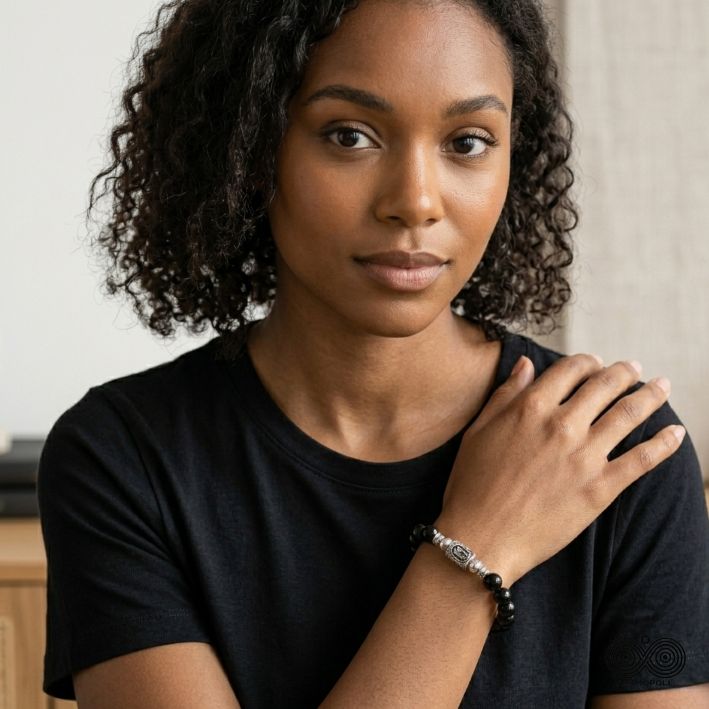 Primo piano del bracciale in Tormalina Nera Mannaz indossato da una modella 