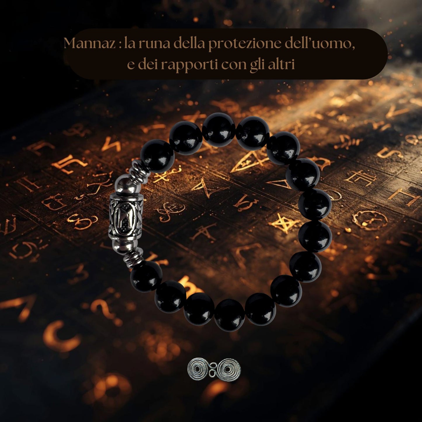 Bracciale in Tormalina Nera PE8065 con la runa Mannaz incisa, simbolo dell'essere umano e del sé. Sfondo esoterico.