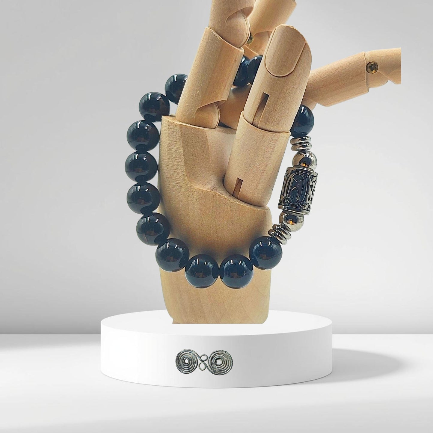 Dettaglio della runa norrena Mannaz su tormalina nera naturale del lotto certificato Pietra Aurea , su modello in legno