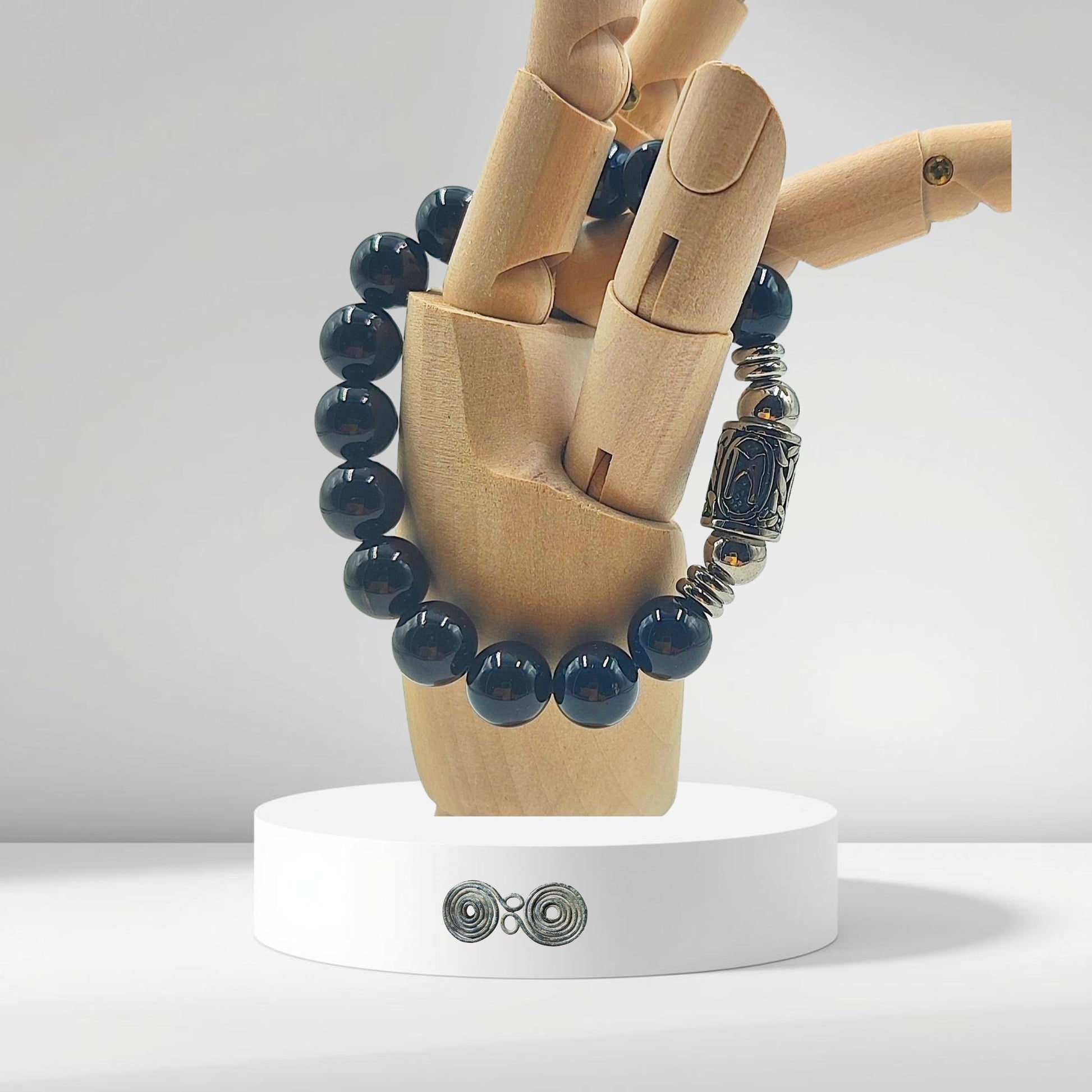 Dettaglio della runa norrena Mannaz su tormalina nera naturale del lotto certificato Pietra Aurea , su modello in legno