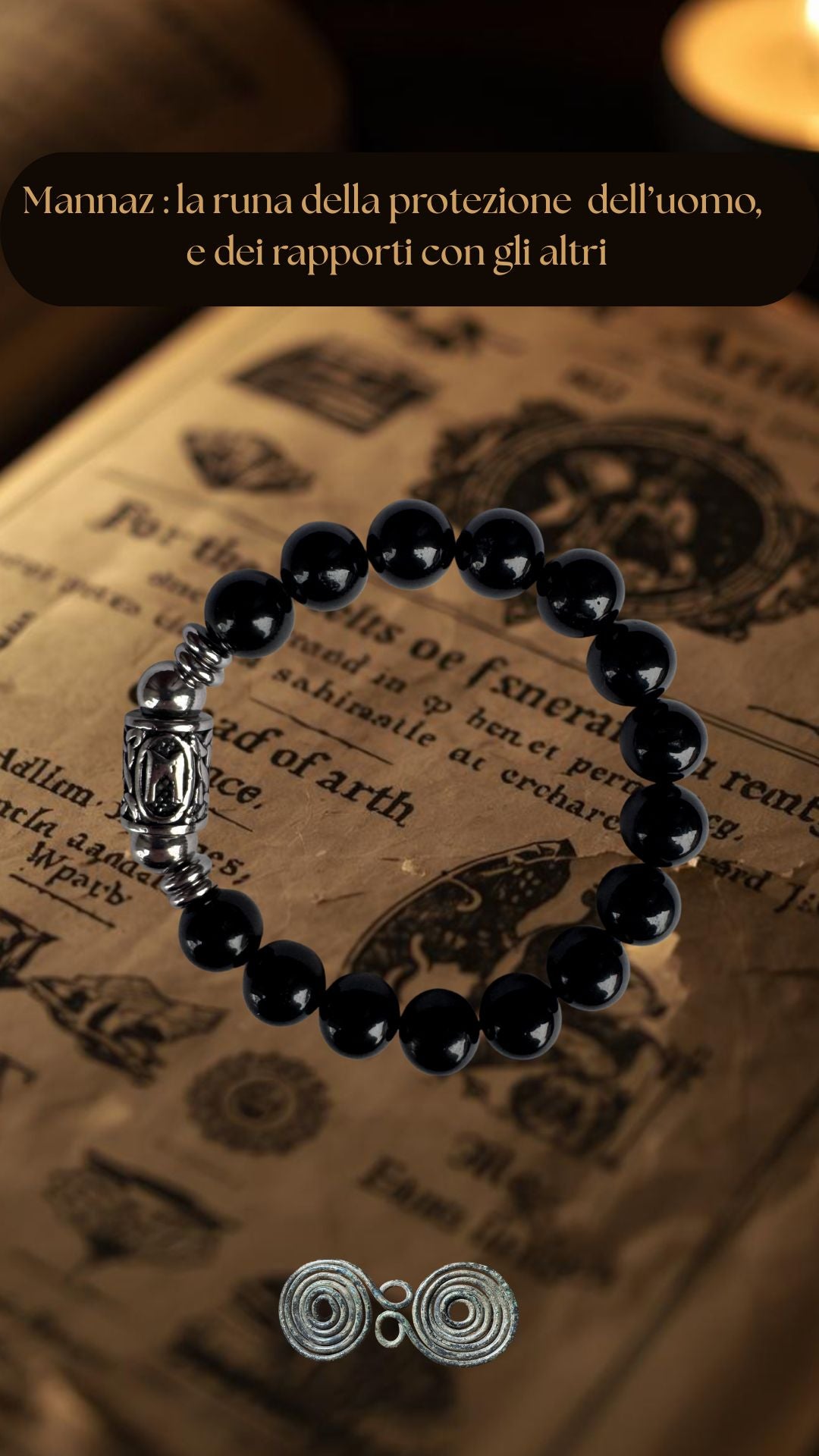 Dettaglio della runa norrena Mannaz su tormalina nera naturale del lotto certificato Pietra Aurea. Verticale su sfondo esoterico.