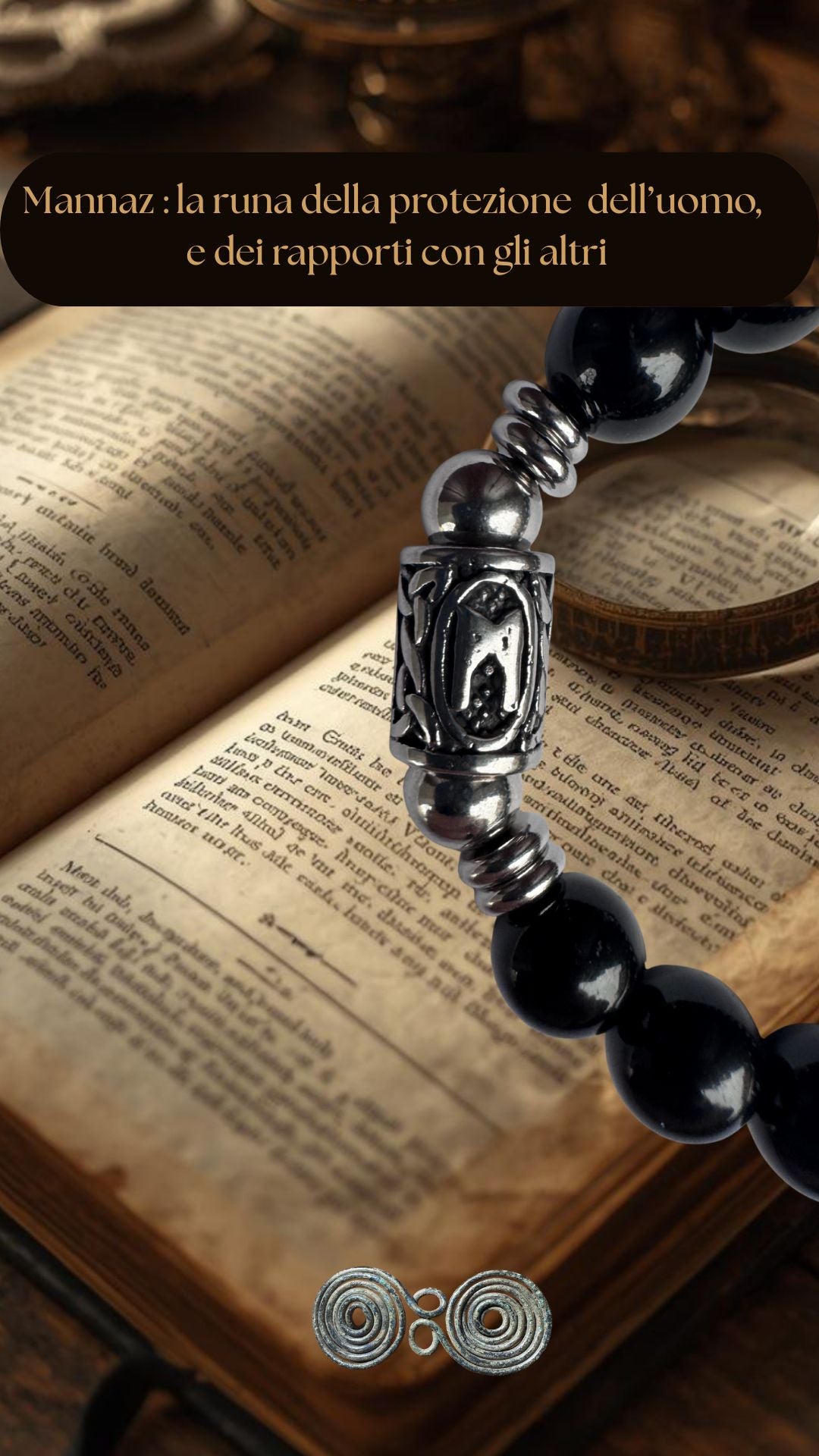 Dettaglio della runa norrena Mannaz su tormalina nera naturale ,verticale per social