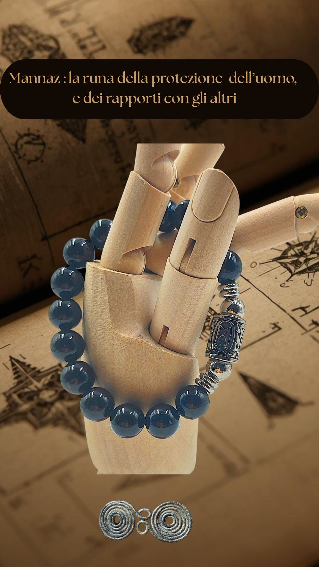 Il bracciale PE8065 indossato da modello in legno, per mostrare la lucentezza naturale delle perle in tormalina.