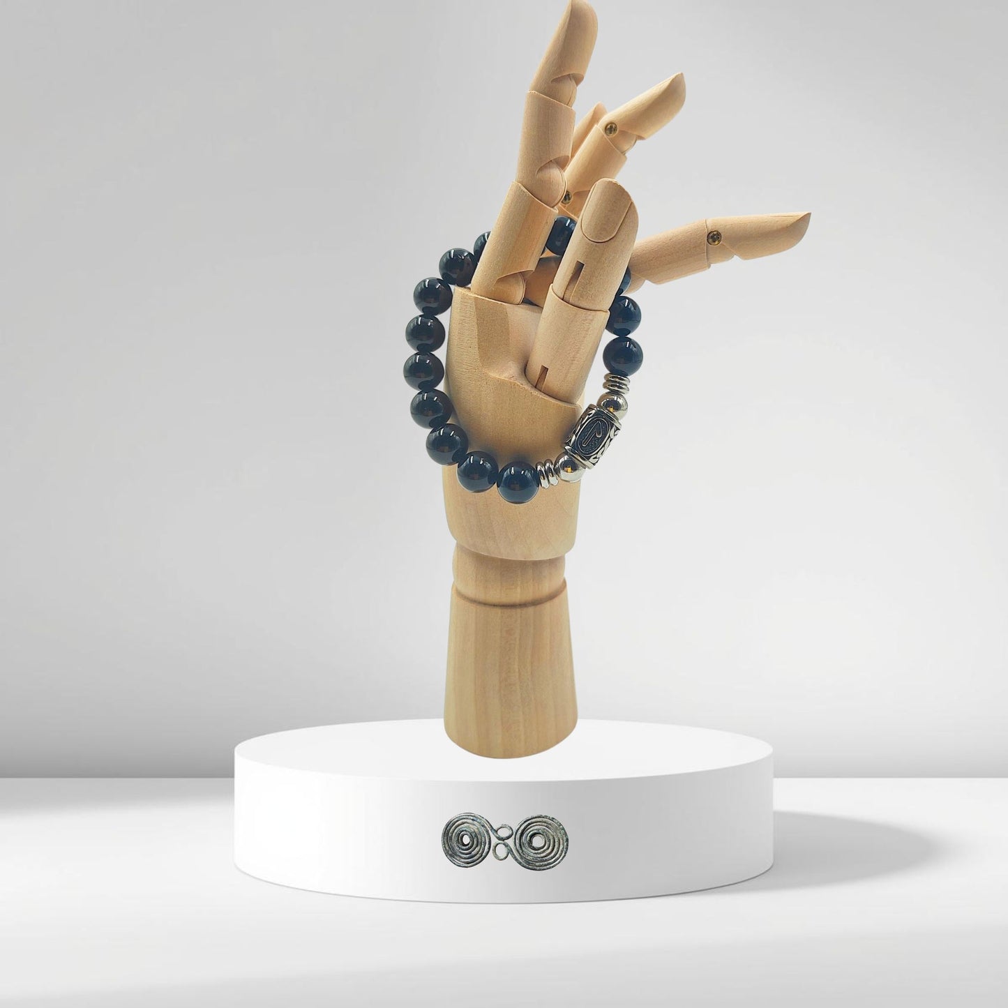 Tormalina nera autentica con incisione Laguz per la protezione emotiva e il radicamento spirituale su modello in legno