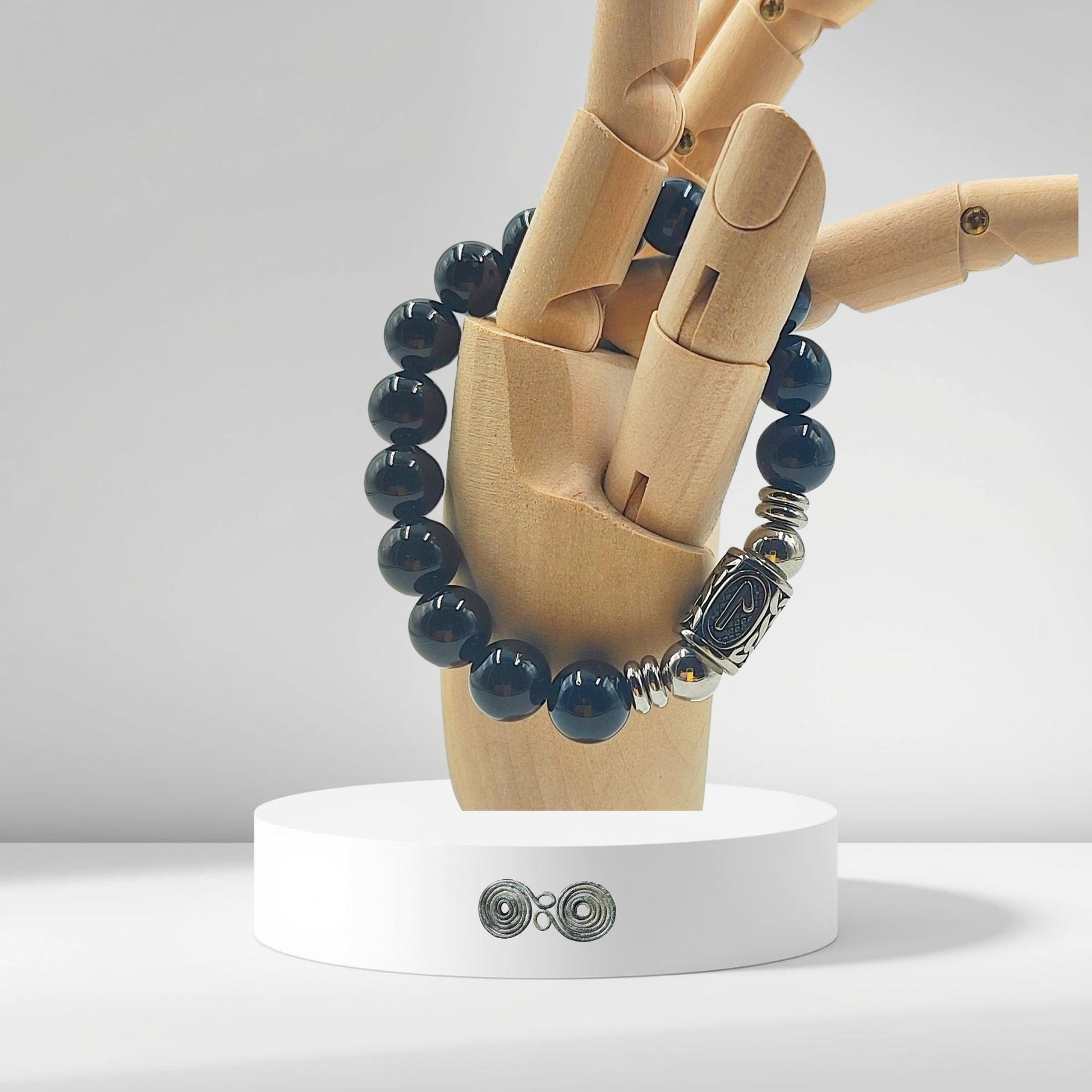 Vista ravvicinata del bracciale PE8066 che mostra la levigatura perfetta delle perle di tormalina.