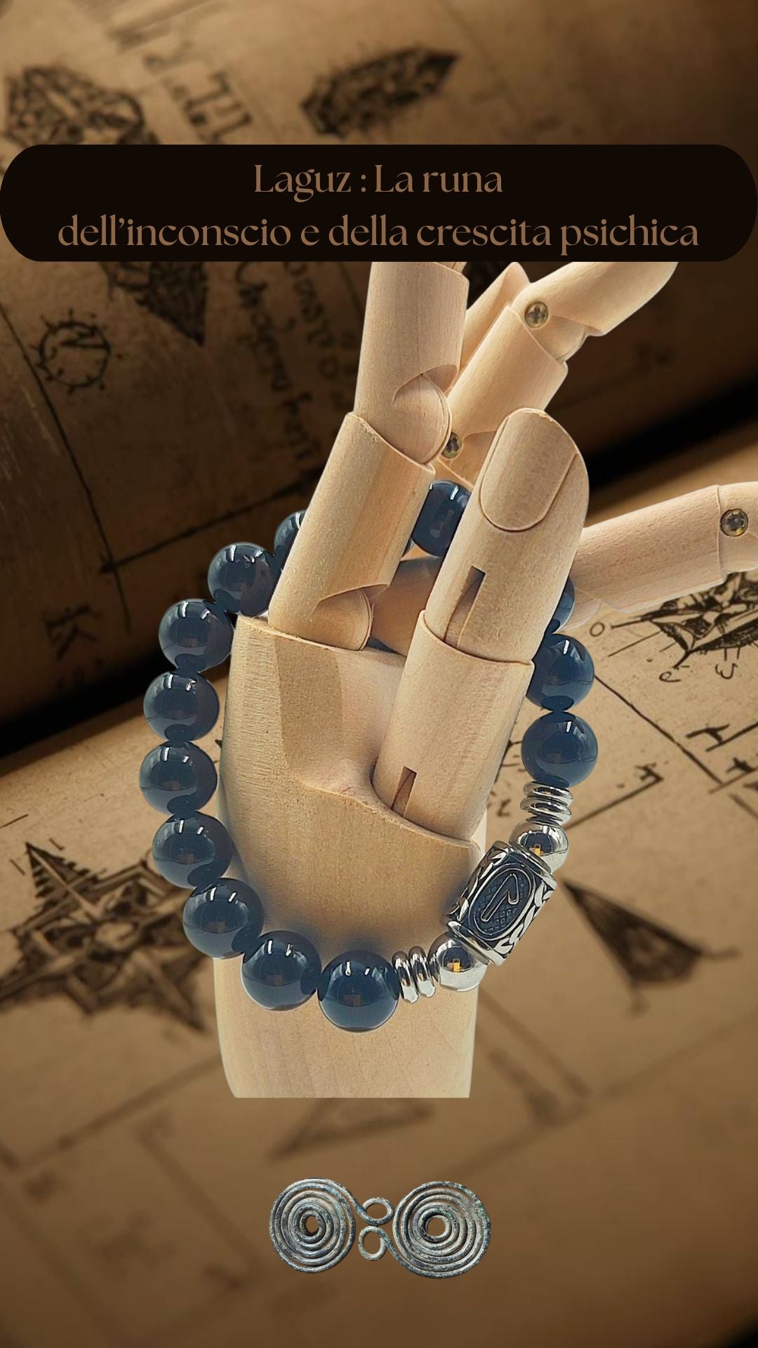 Bracciale in Tormalina Nera PE8066 con la runa Laguz incisa, simbolo dell'acqua e dell'intuizione. formato verticale per social