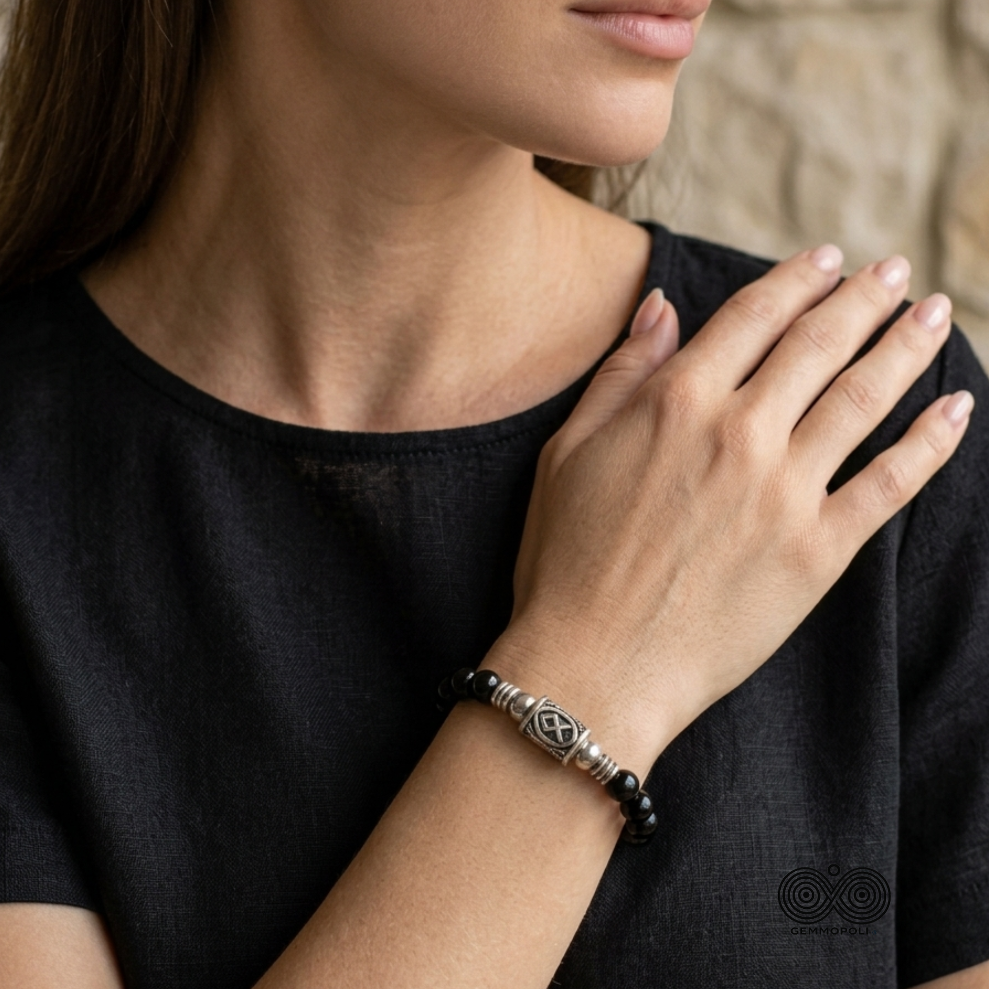 Primo piano del bracciale in Tormalina Nera Othala indossato da una modella 