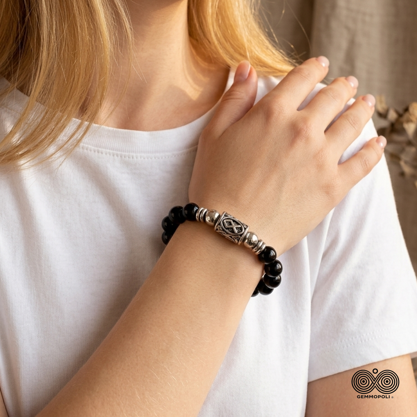 Fotografia indossata da modella del bracciale con Runa Othala 