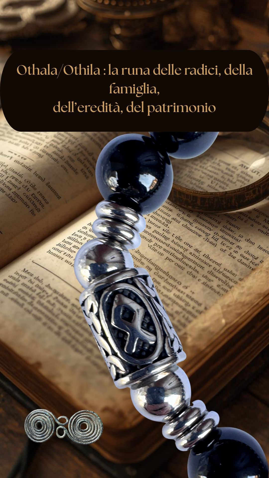 Primo piano incisione Runa Othila - Othala, su acciaio inox e pietra nera naturale, verticale per social