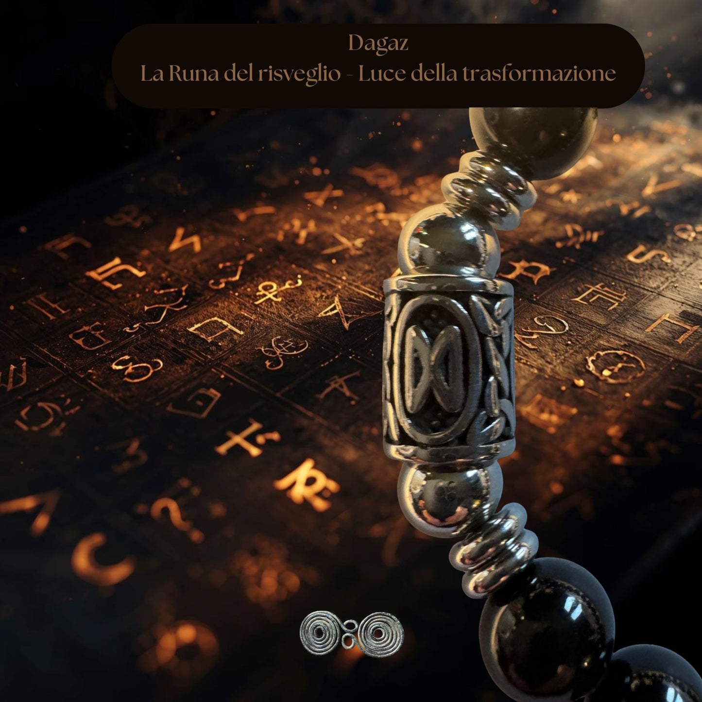 Macro dell'incisione della Runa Dagaz (ᛞ) sulla perla di Tormalina Nera su sfondo iniziatico