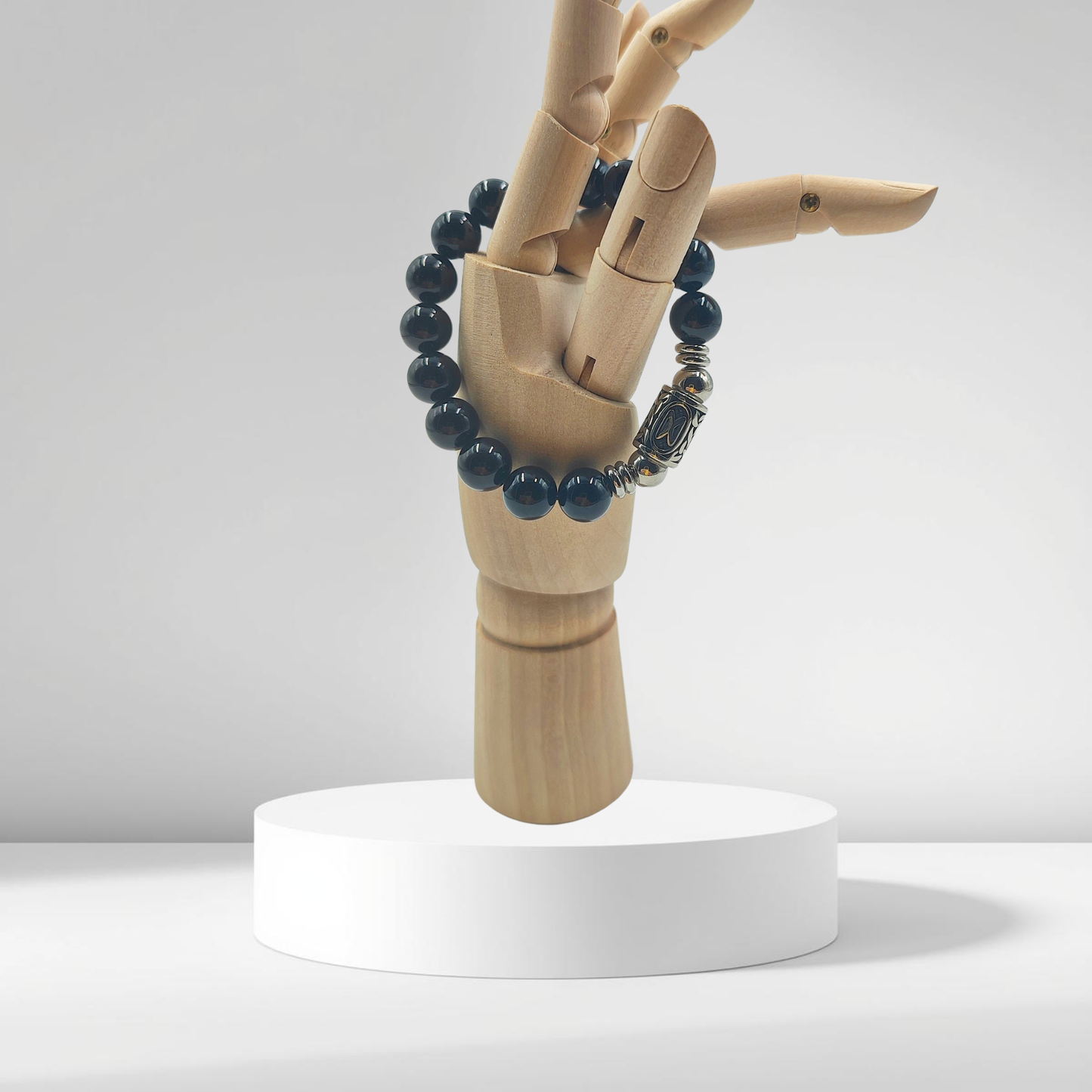 Bracciale Elastico Runa Dagaz PE8069 in Tormalina Nera 10 mm da lotto Certificato indossato modello in legno