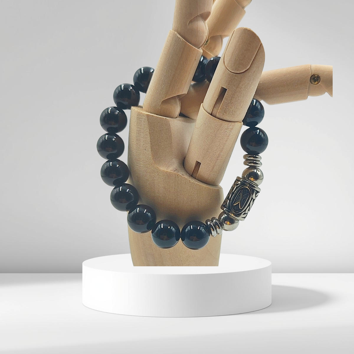 Macro dell'incisione della Runa Dagaz (ᛞ) sulla perla di Tormalina Nera su mano in legno