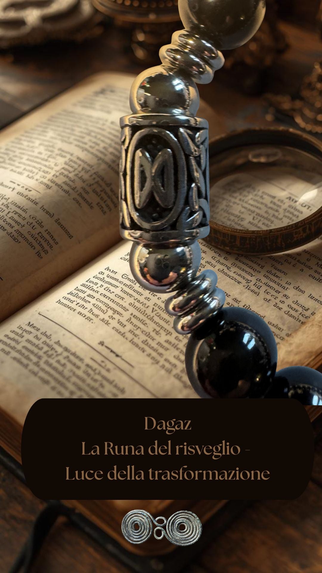 Macro dell'incisione della Runa Dagaz (ᛞ) sulla perla di Tormalina Nera. Per TIK TOK e Instagram