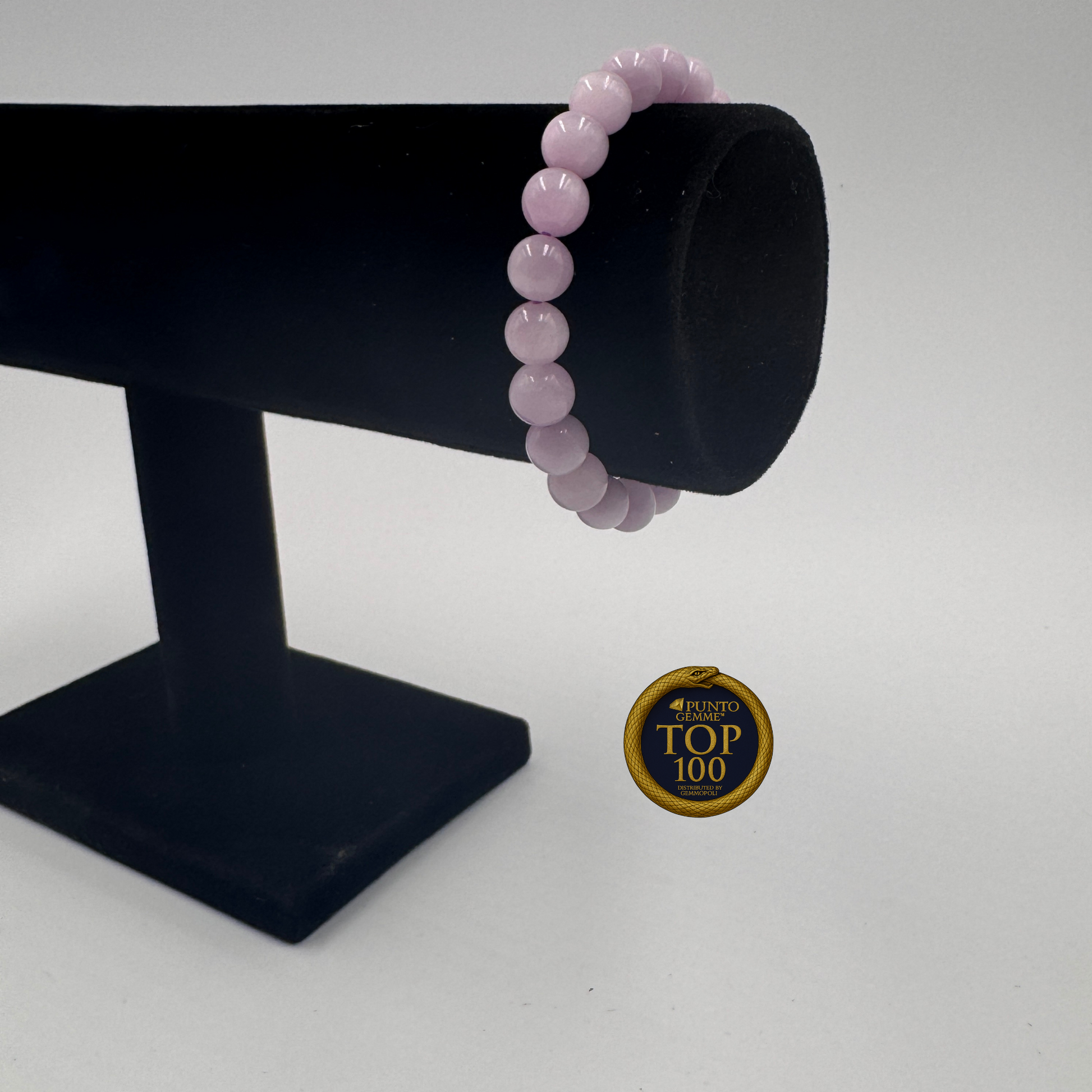 Il Bracciale Elastico Kunzite su espositore, mostrando la vestibilità e la comodità del filo elastico.