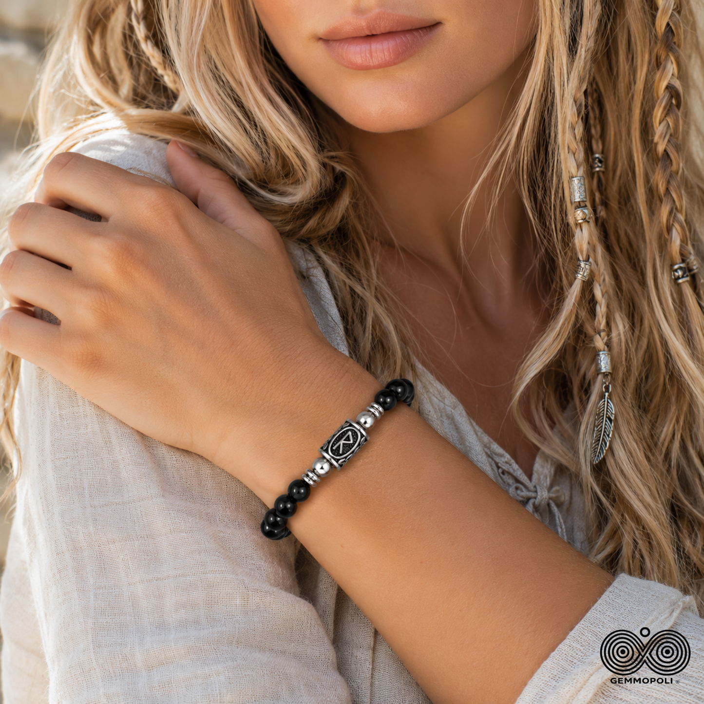 Modella con Bracciale Runa Raidho Collezione Rune Gemmopoli