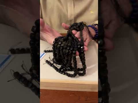 Video: Video prodotto del Filo Ossidiana Dorata Sfaccettata: il movimento mette in risalto lo scintillio dell'oro che emerge dalla pietra nera sotto diverse luci.